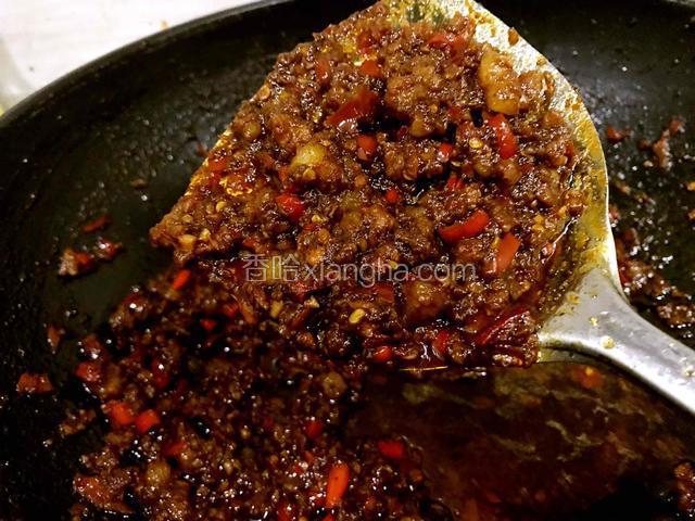 炒干食材中的全部水分就可以出锅了。