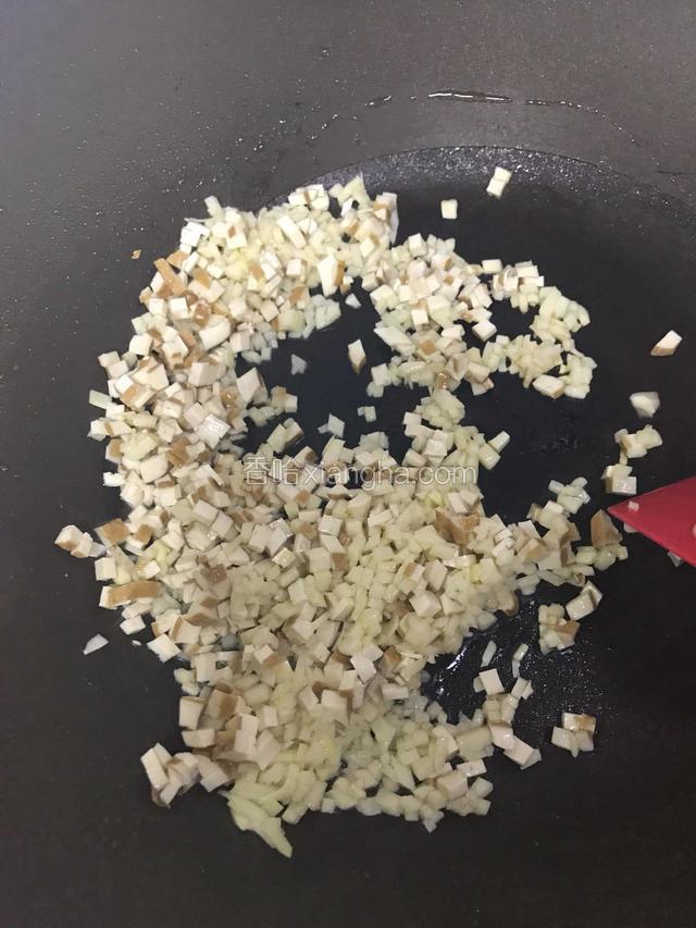 笋断生后放入豆腐干翻炒
