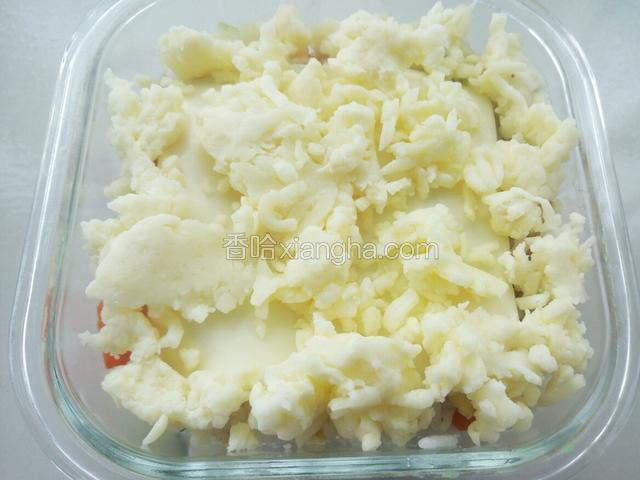 然后再撒上马苏 奶酪是非常适合孩子补钙的食品 最近大顺经常说手麻 去医院她又不配合做微量元素 医生说应该是缺钙了 接下来我的菜谱应该都是和补钙有关的 虽然说钙剂也补了 但是配合食疗双管齐下不是更好么 而且奶酪比钙片好吃多了啊