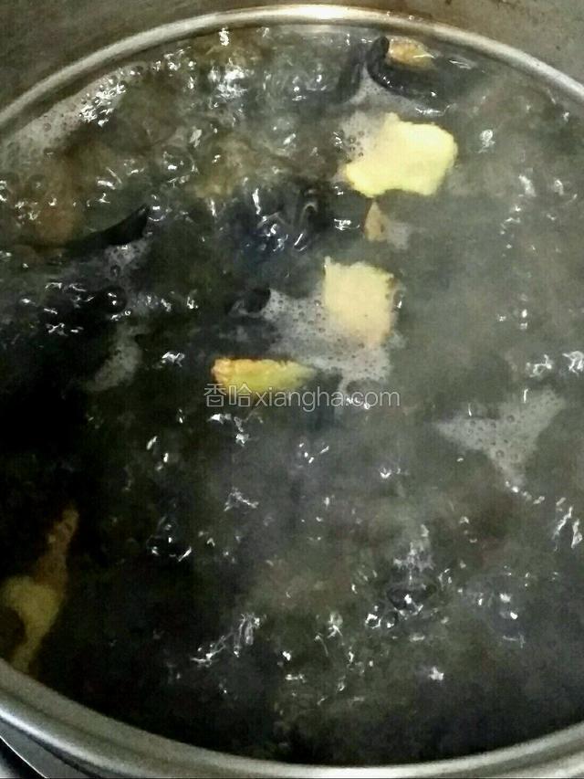 烧开后加入姜片和盐转中火煮15分钟。