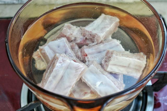 锅中添水，将排骨冷水下锅