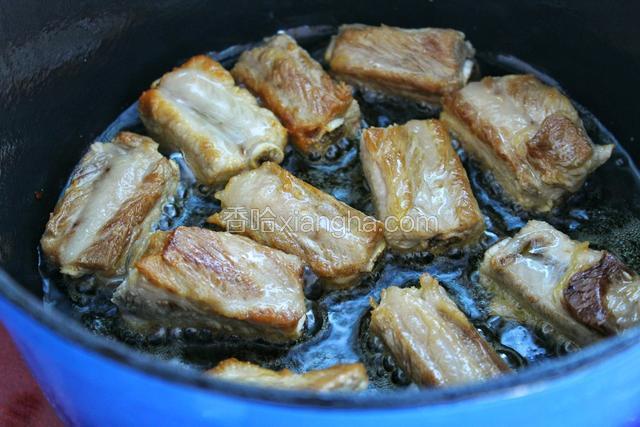 另起锅倒适量食用油烧热，将排骨放入锅中，小火两面煎成金黄色