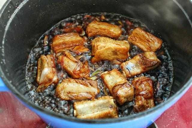 调入生抽、老抽、料酒、冰糖翻炒至排骨上色