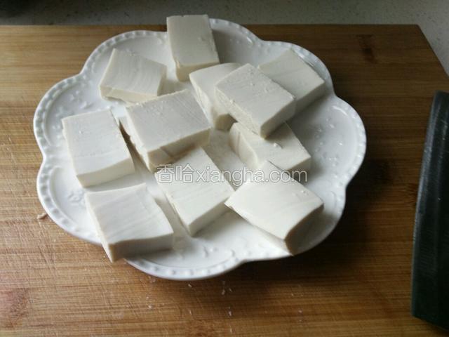 把豆腐洗净切成小块。