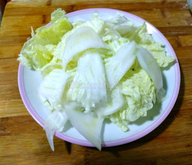 把菜洗净，切片备用