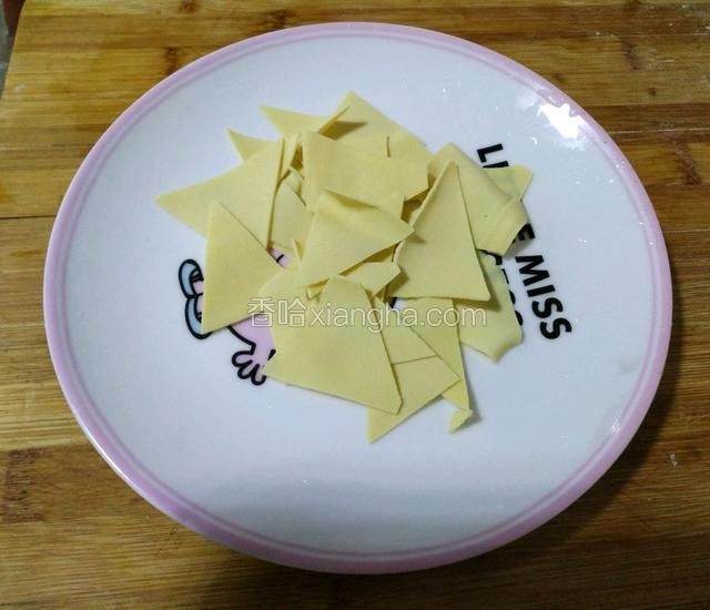 干豆腐切菱形块备用