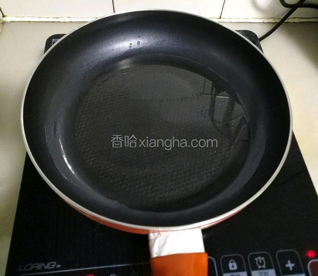 锅烧热，放入食用油