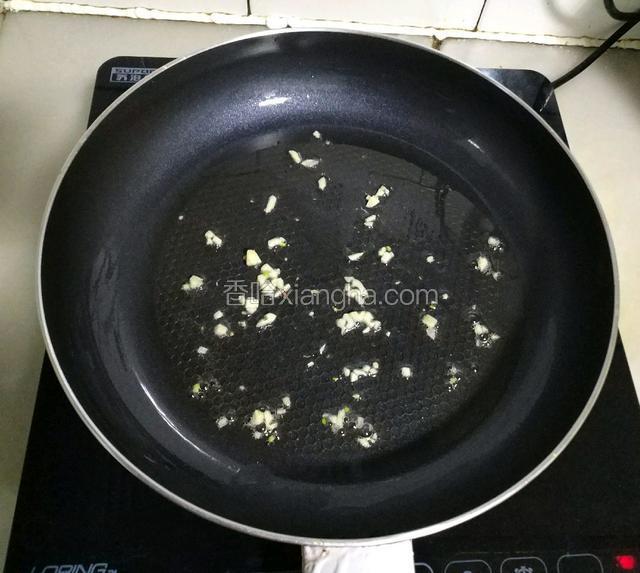 放入蒜末爆香