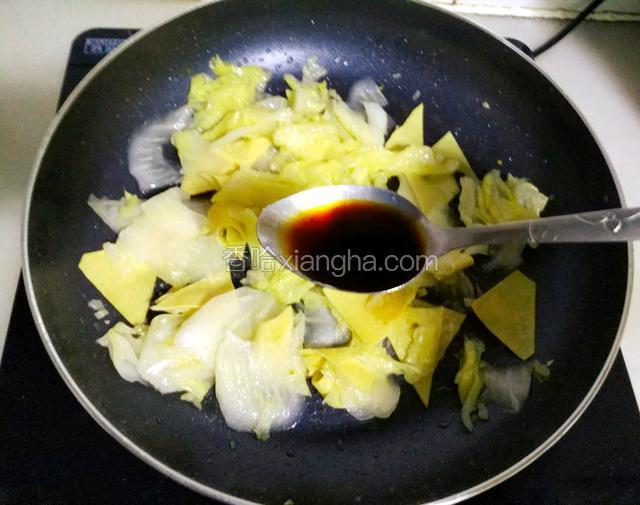 翻炒均匀，加入生抽