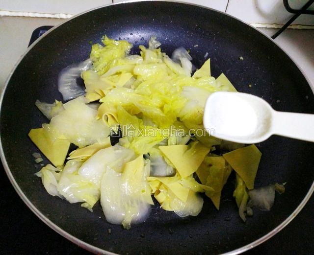 在放入盐