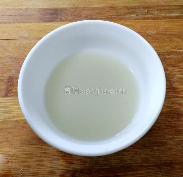 酵母放入碗里，用温水化开