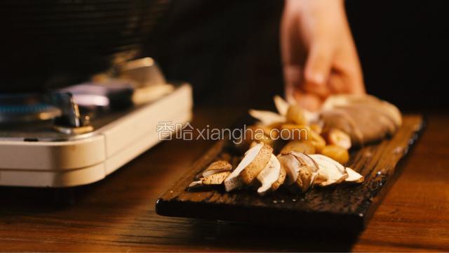 各种干菌菇、耳、豆制品，温水泡发；