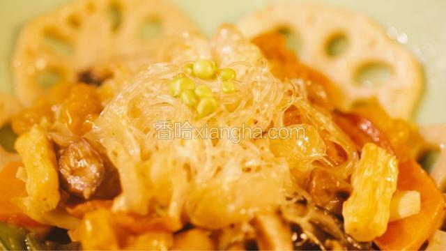 植物油再入锅，烧至七八成热，入各类青菜翻炒至断生（八分熟），再下入炒过的菌菇类翻炒均匀；再下豆制品，粉丝；加盐、酱油、糖翻炒均匀；最后淋入麻油，出锅。