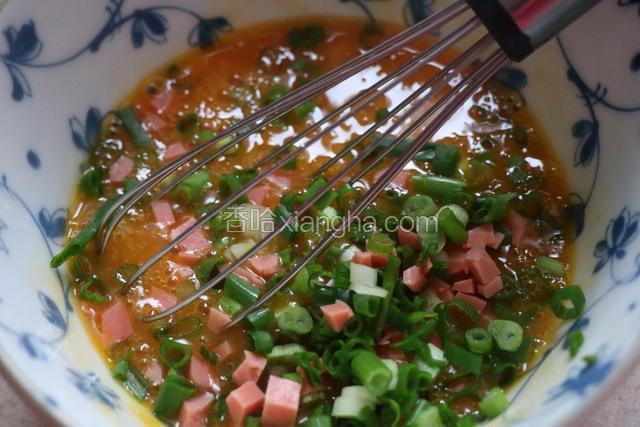 加入火腿肠丁、葱花拌匀