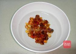 雪燕桃胶炖牛奶的做法图解1