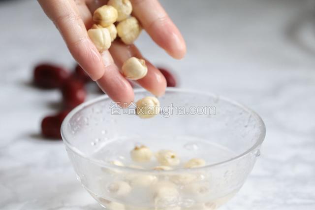 莲子去芯也提前浸泡待用。
