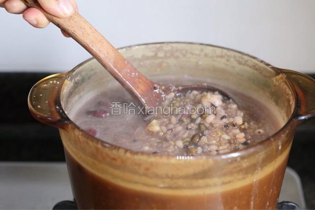 煮粥的过程中不时用勺沿同一方向缓慢推动锅底，这样粥不容易糊底，也能让粥尽快变得稠滑。