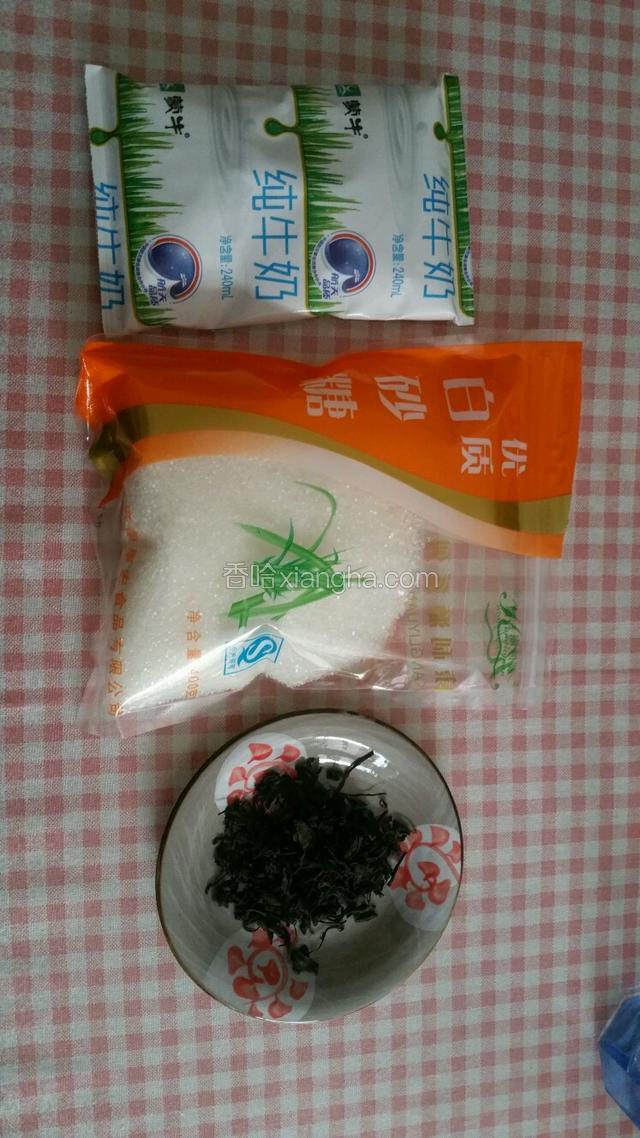 先准备材料，这一包牛奶是两杯的量，如果一次喝不了太多，就不要全做了。因为奶茶凉后口感不好。