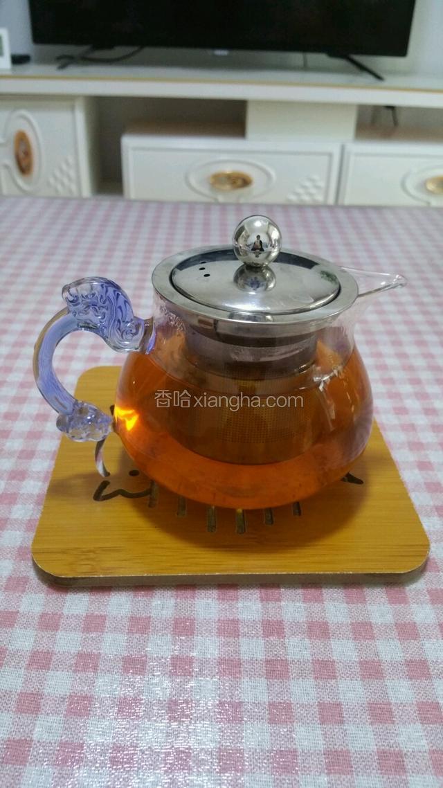 把茶叶放入茶壶，用热水冲泡，放置1分钟左右，等茶的颜色慢慢沉淀，