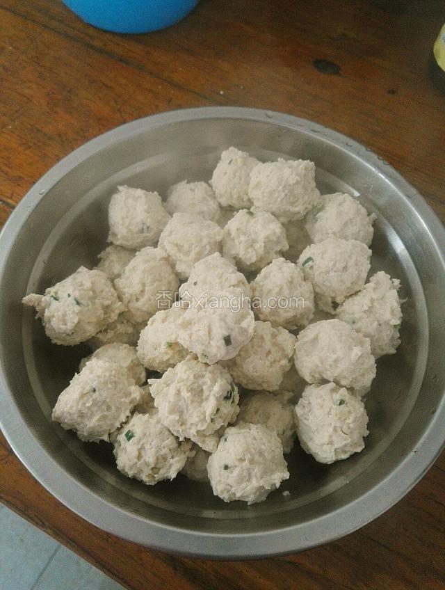 丸子煮熟后捞出，将番茄酱，生抽，盐，鸡精倒入碗内搅拌均匀调成酱汁，另准备淀粉水。