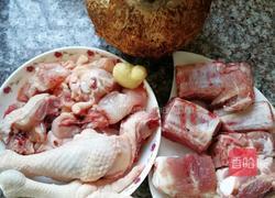 椰子排骨鸡汤的做法图解1