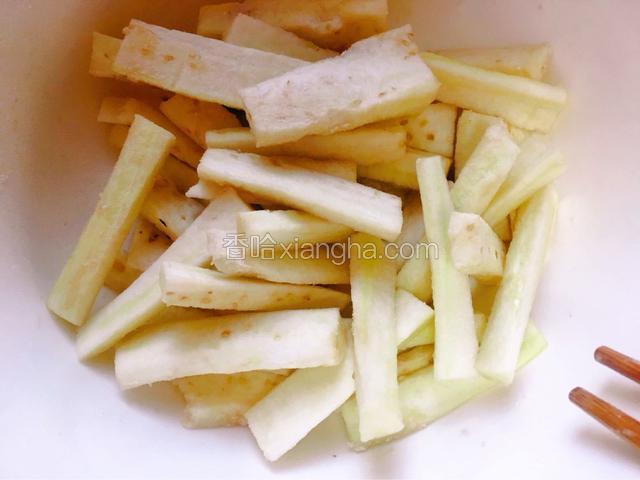 茄条加少许淀粉拌匀