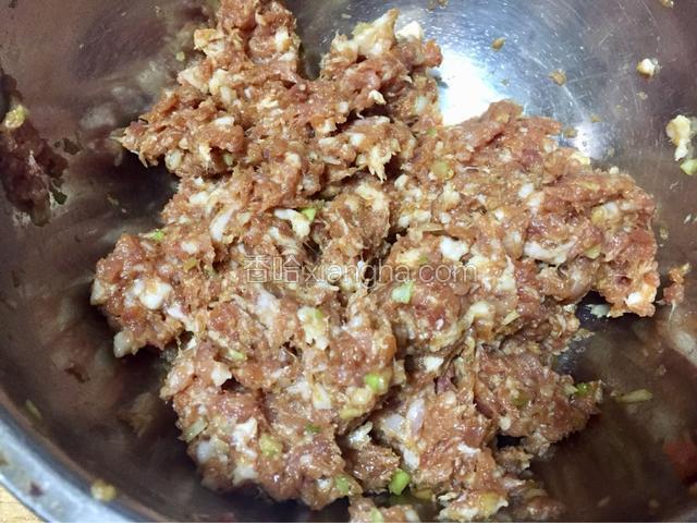 按照正常包饺子的常用手法，做好肉馅。详解：洗干净食材，剁好大葱、生姜、猪肉，加入盐、生抽、蚝油、十三香、花椒油，搅拌均匀，按顺时针方向连续搅拌给馅料上劲。