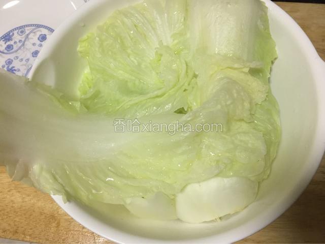 焯烫处理好白菜。详解：扒白菜帮，挑叶大而白帮少的菜叶，用热开水焯烫一分钟左右出锅，晾凉后用刀将白帮最粗大的一截去掉。