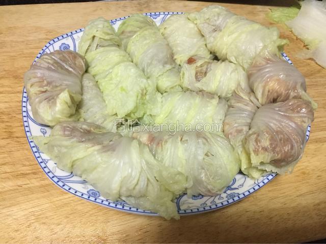 包好上锅。详解：将肉馅放在白菜叶上，整理好，滚一滚裹紧实，摆在盘子里，上锅蒸，大概蒸10分钟。