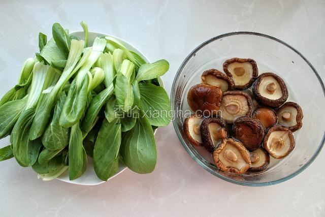 香菇提前泡发，油菜洗净备用