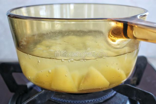 锅中烧开水，放入土豆焯煮2-3分钟，捞出后用厨房纸擦干表面水分