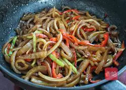 Illustration of how to stir-fry pork skin with onions and peppers 13