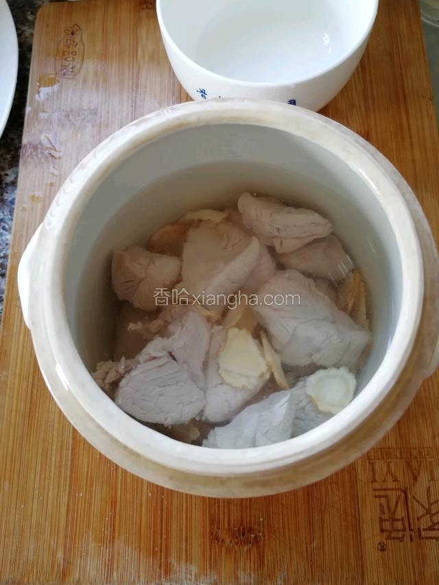 取个炖盅，把花旗参，瘦肉，姜片放入盅肉