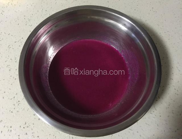 将玉米油和火龙果汁搅打至水油融合。
