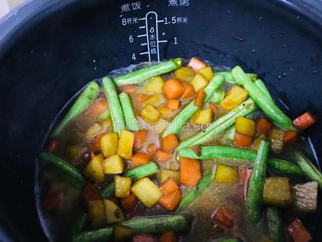把食材倒入饭锅