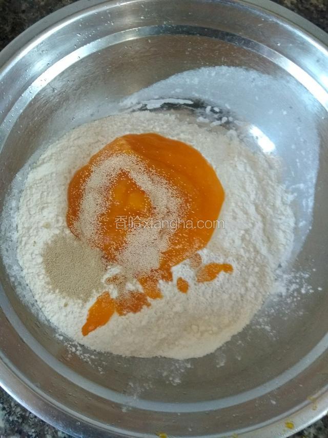 把南瓜泥倒入面粉里，加入酵母