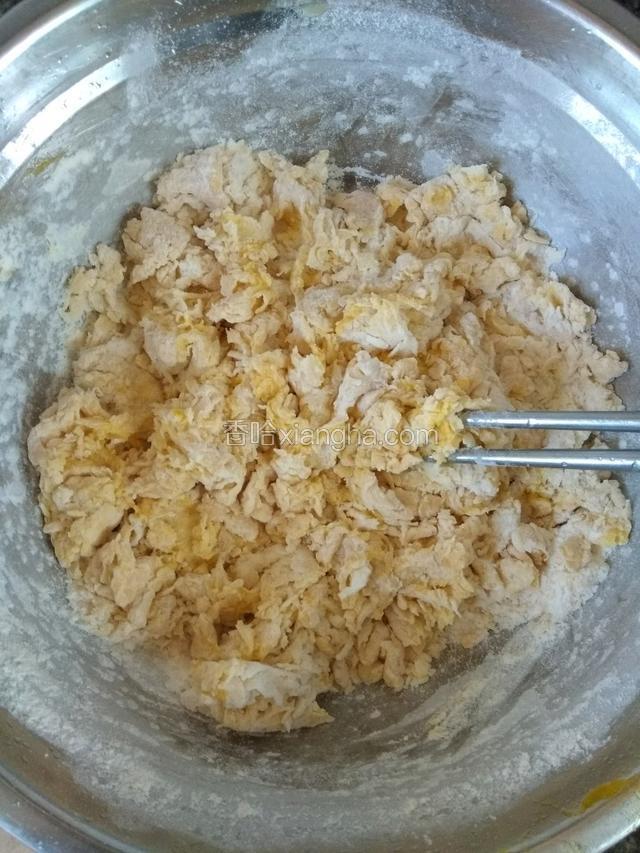 加入适量的水，用筷子搅拌成絮状（水看情况添加）