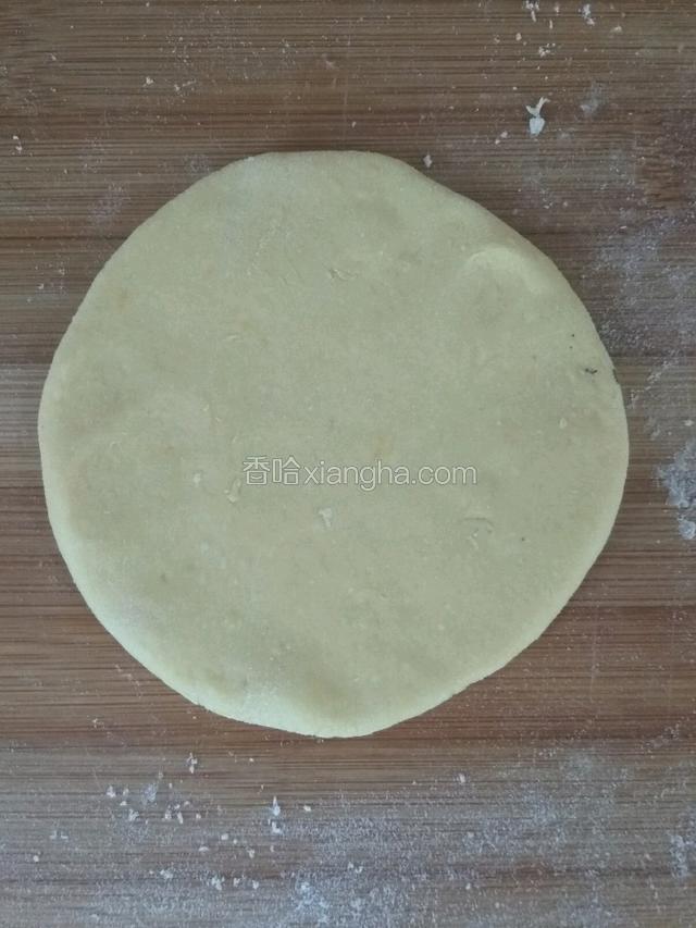 用擀面杖擀成饼状