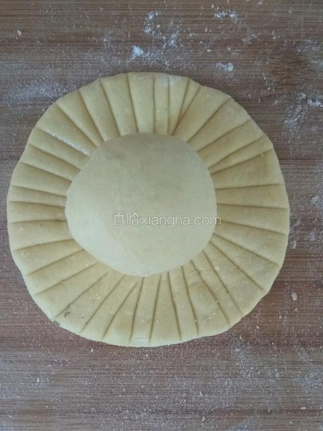 再取一个小剂子，团圆，放在面皮中间