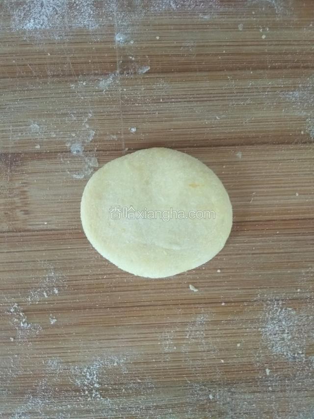 再另取一小块的剂子，按成椭圆形