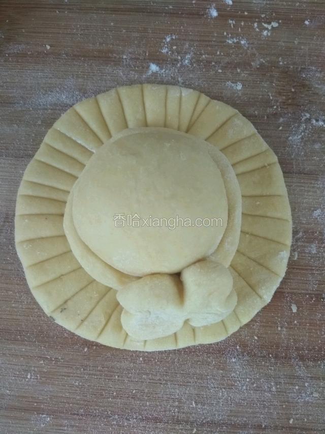 放在帽子长条收口处