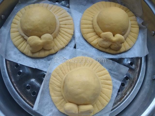 垫上油纸，放锅中醒十分钟