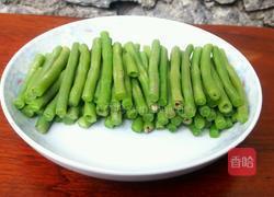 蒜米豆角的做法图解1