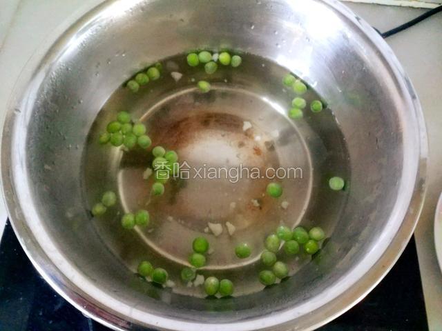 放入青豆焯一分钟