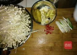 酸汤金针肥牛锅的做法图解1