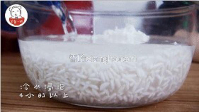 趁热加入一勺白糖、一勺猪油，搅拌均匀。

宝餐提示：猪油可以增加糯米饭的滋润度和香气，不能接受的可以不加，也可以用黄油代替。