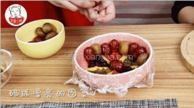 铺一层糯米饭，压平；铺一层豆沙馅，压平；再铺一层糯米饭，压平……反复五次。