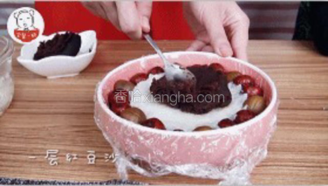 用保鲜膜包好，压紧，可以在冰箱冷冻保存半个月。吃的时候，打开保鲜膜大火蒸30分钟即可。