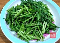 蒜苗炒鸡蛋香干的做法图解2