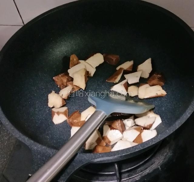 香干煸炒下，出锅备用。
